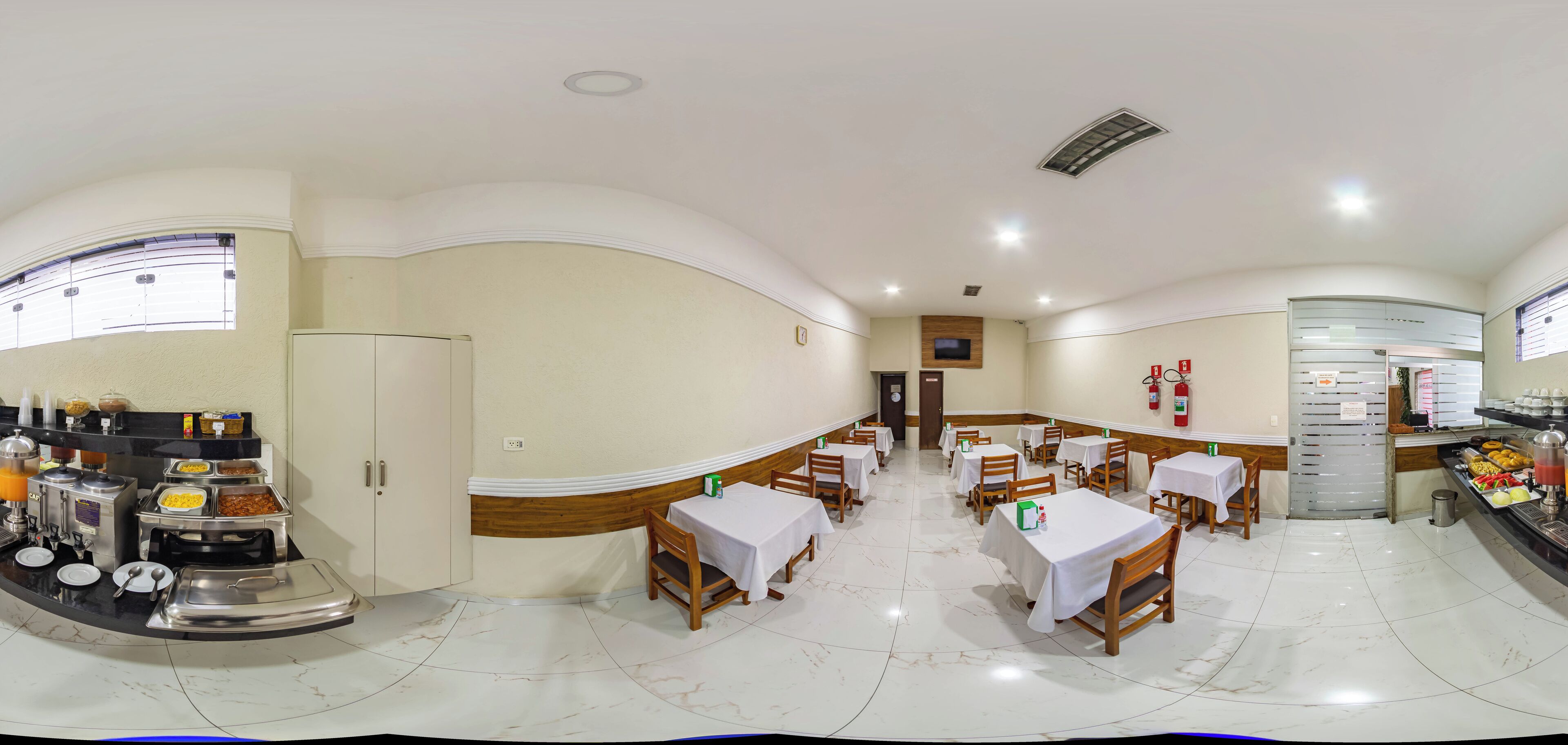 Petit déjeuner complet compris tous les jours