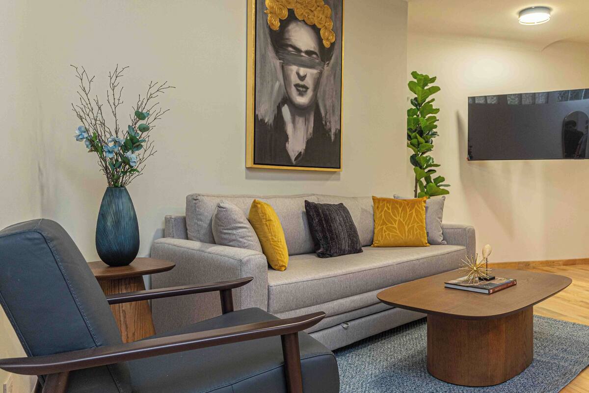 Deluxe Apartment, 1 King Bed with Sofa bed, 2 Bathrooms | Living room | Smart TV