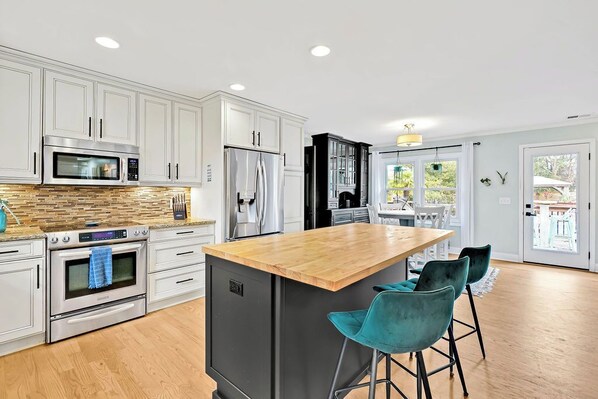 Réfrigérateur, four à micro-ondes, un four, surface de cuisson