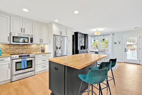 4 bedroom 3 bath with tranquil saltwater pool oasis!  Sleeps up to 12