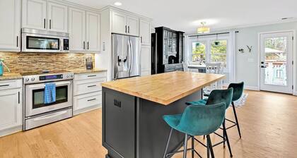 4 bedroom 3 bath with tranquil saltwater pool oasis! Sleeps up to 12