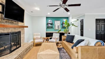 Smart-TV, Kamin, Bücher