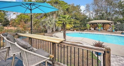4 bedroom 3 bath with tranquil saltwater pool oasis! Sleeps up to 12