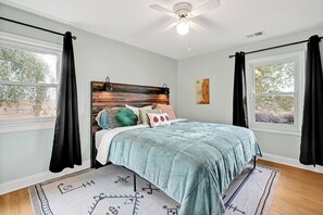 4 Schlafzimmer, Schreibtisch, Bügeleisen/Bügelbrett, Reisekinderbett
