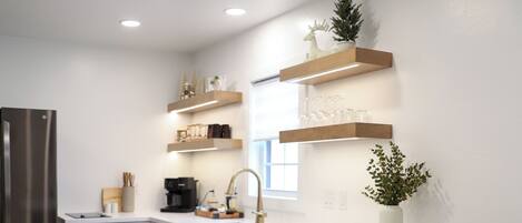 Réfrigérateur, micro-ondes, plaque de cuisson, cafetière/bouilloire