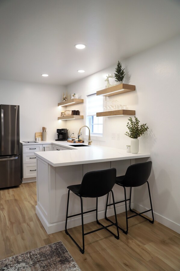 Réfrigérateur, micro-ondes, plaque de cuisson, cafetière/bouilloire