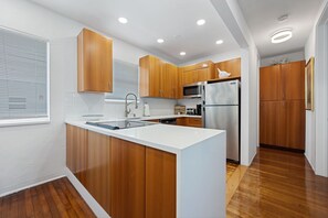 Kühlschrank, Mikrowelle, Ofen, Geschirrspüler