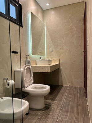 Haartrockner, Bidet, Handtücher, Seife