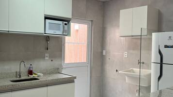 Geladeira, micro-ondas, cooktop, cafeteira/chaleira