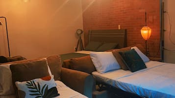 4 bedrooms, iron/ironing board, WiFi, bed sheets