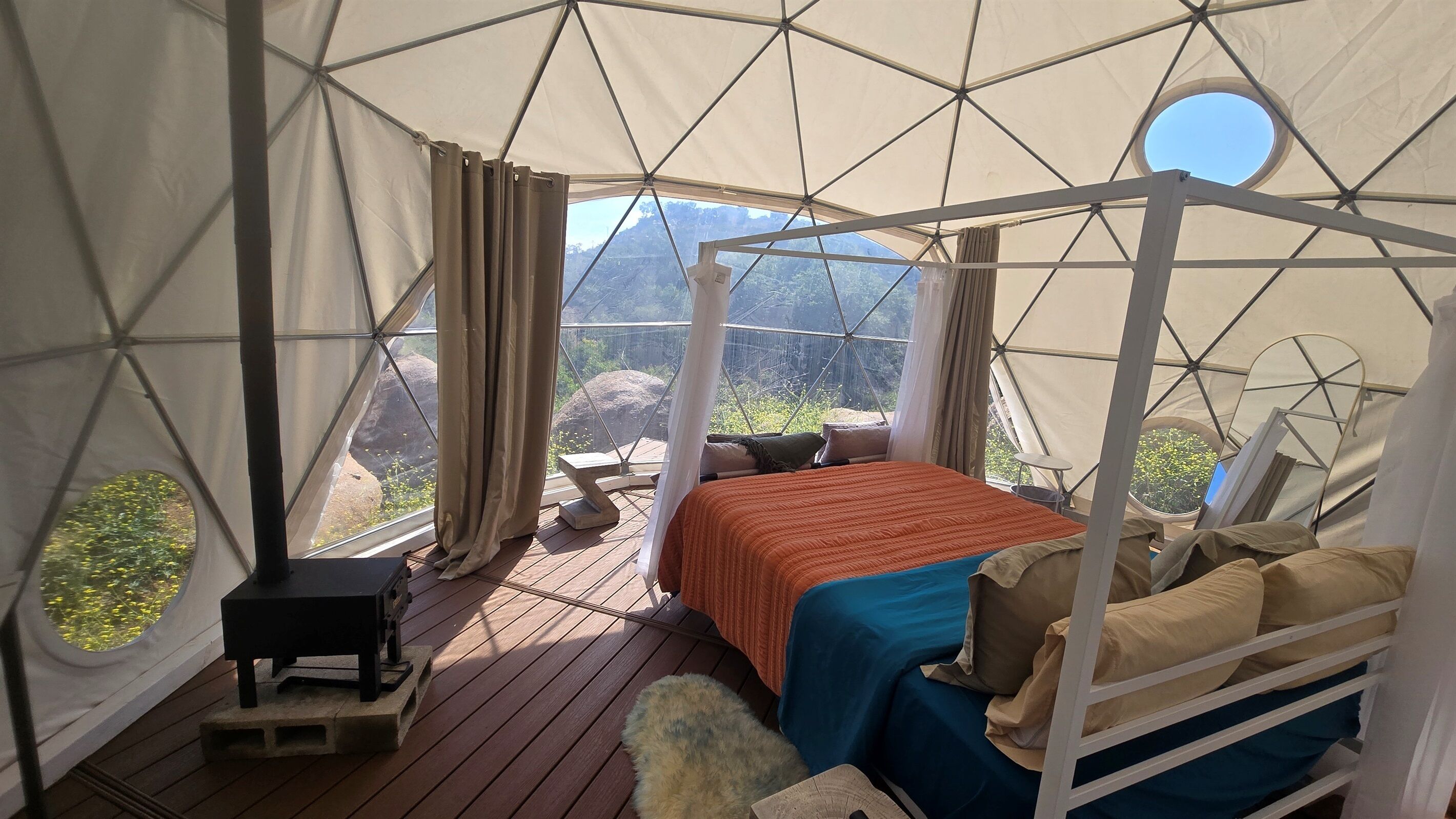 1 bedroom, travel crib, bed sheets