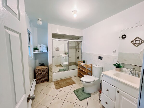 A bathroom with a shower, toilet, and sink. - Charming 4-bedroom 2ba w. Balcony in trendy Ironbound, Newark (Newark)