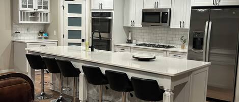 Een koelkast, een magnetron, een oven, een kookplaat