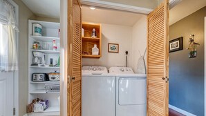 A laundry room with two washing machines, a drying rack, and a shelf with various items. - Spacious yet cozy 3-BR home in lovely SE Eugene near University of Oregon (Eugene)