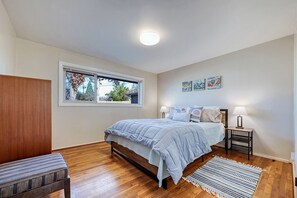 3 bedrooms, iron/ironing board, WiFi, bed sheets