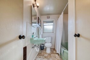 淋浴设施、吹风机、毛巾、肥皂