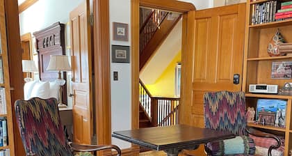 Queen's View B&B- Maggie's Suite, Lake views, Sauna, Pool, Gardens, Bayfield, WI