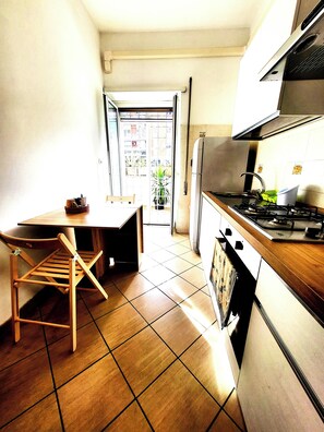 Frigorifero, microonde, forno, piano cottura
