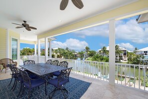 ハウス ベッド (複数台) (Sandy Getaway) | 屋外ダイニングエリア