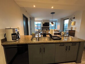 Réfrigérateur, micro-ondes, four, plaque de cuisson