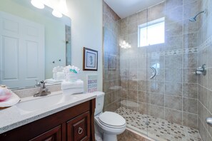 Hus - flere senge (Sea La Vie) | Badeværelse