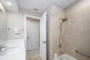 Maison, plusieurs lits (Sandy Breeze) | Salle de bain