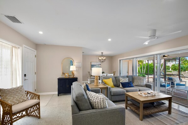 Living area - Sandy Breeze (Fort Myers Beach)