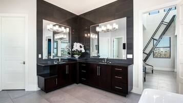 House, Multiple Beds (Black Pearl) | Interior