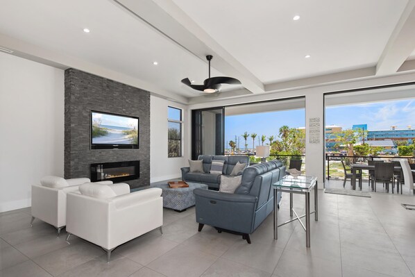 House, Multiple Beds (Black Pearl) | Living area