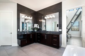 House, Multiple Beds (Black Pearl) | Interior