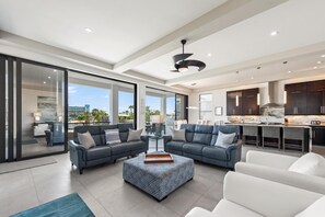 House, Multiple Beds (Black Pearl) | Living area