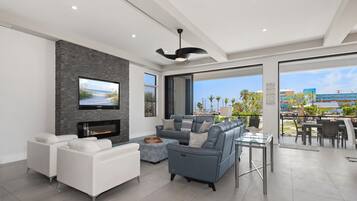 House, Multiple Beds (Black Pearl) | Living area