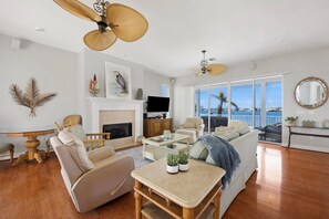 Living area - Dock Holiday (Fort Myers Beach)