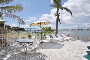 Outdoor dining - Dock Holiday (Fort Myers Beach)