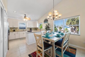 Casa, 1 cama King e sofá-cama (Dolphin Dream) | Cozinha privada | Fogão, torradeira