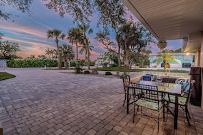 House, Multiple Beds (Happy Daze) | Outdoor dining