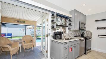 House, Multiple Beds (Happy Daze) | Private kitchen | Oven, toaster