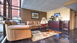 TV - Wyndham Inn on the Harbor 1-Bedroom Suite – Coastal Charm in Newport, RI (Newport)