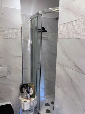 Douche, sèche-cheveux, serviettes fournies, savon