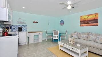 Nhà, 1 giường cỡ queen và sofa giường (MT Coconut Cove #1) | Khu phòng khách