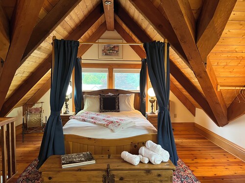 Queen's View B&B- Betty's Room, Lake Views, Sauna, Pool, Garden, Bayfield, WI