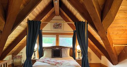 Queen's View B&B- Betty's Room, Lake Views, Sauna, Pool, Garden, Bayfield, WI