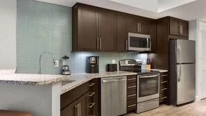 Jääkaappi, mikroaaltouuni, uuni, liesi