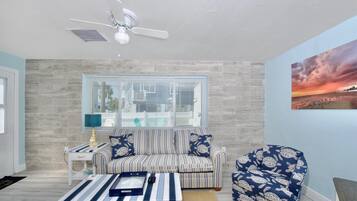 Nhà, 1 giường cỡ queen và sofa giường (MT Wind Swept #5) | Khu phòng khách