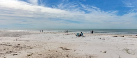 Hus - 1 queensize-säng med bäddsoffa (MT Bikini Bottom #6) | Strand | Nära stranden
