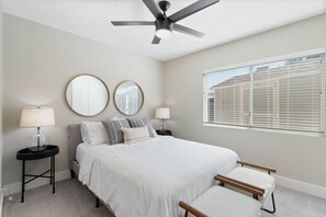 4 chambres, bureau, fer et planche à repasser, lit de bébé portatif