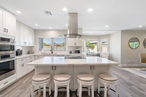 Fridge, microwave, oven, stovetop - Poolside Palms-PickleBall/BBall/Pool/Firepit/Golf (Scottsdale)