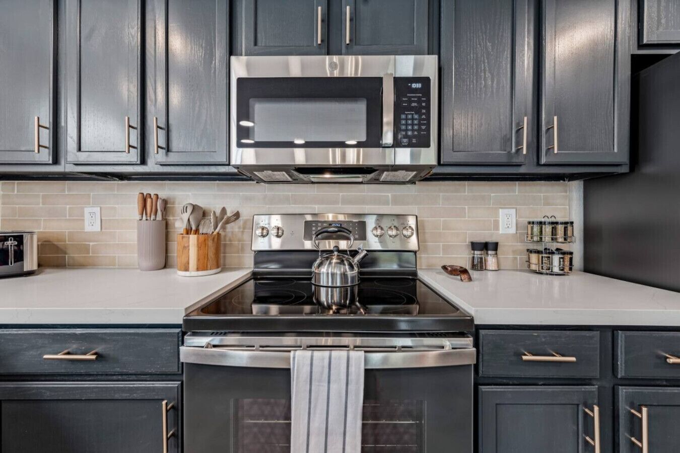 冰箱、微波炉、烤箱、炉灶