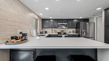 Refrigerador, microondas, horno y parrilla de estufa