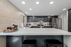 Fridge, microwave, oven, stovetop - Designer OT Retreat 2B/2B; Com Pool/Hot Tub/Sauna (Scottsdale)